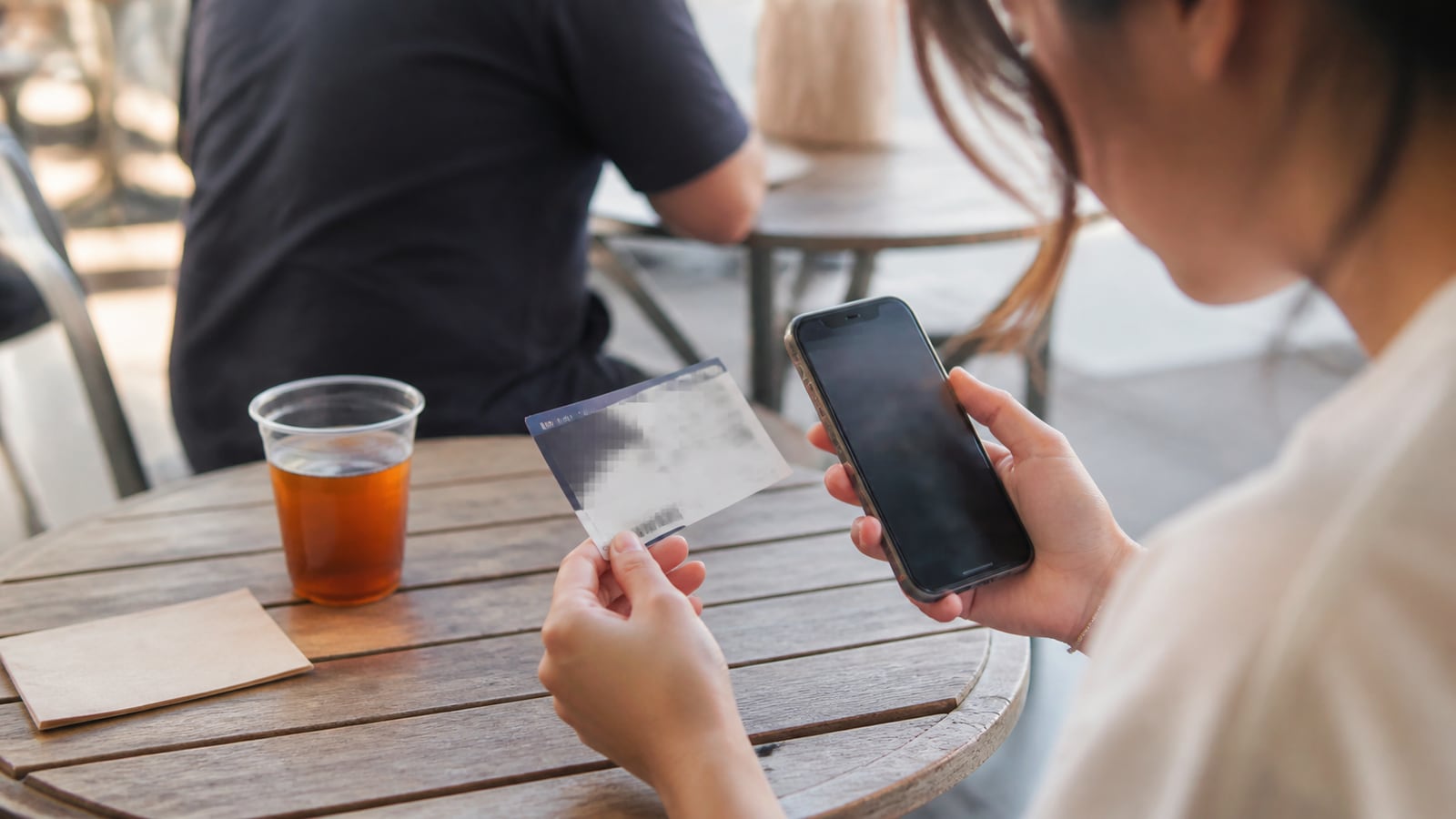 Person prüft ein Ticket und eine digitale Übertragung auf dem Smartphone